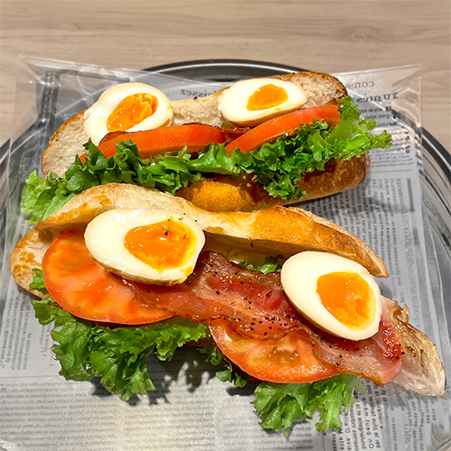 山形名産スモッチと沖縄産くんちゃまベーコンのBLT カスクート