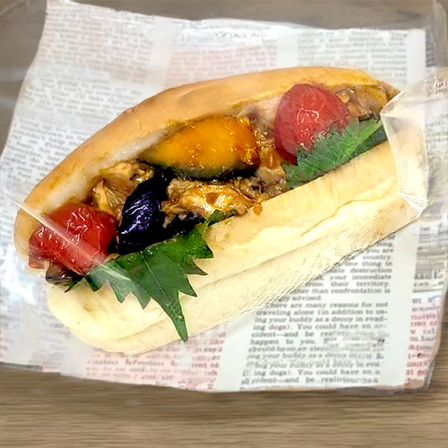 秋野菜と蒸し鶏の黒酢あんかけコッペ
