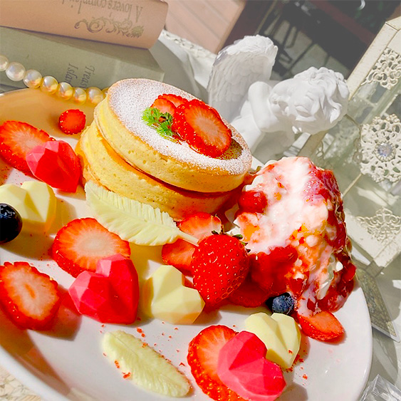 きらきら宝石と真っ赤ないちごの天使のおやつパンケーキ
