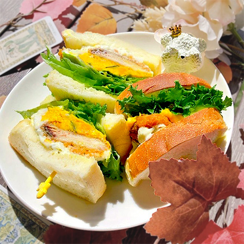 サーモンフライとかぼちゃサラダの秋の味覚サンド