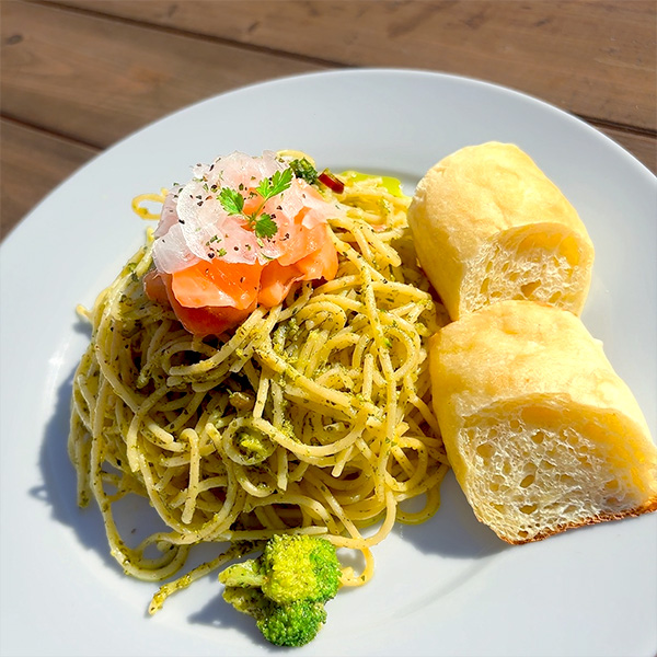 スモークサーモンのジェノベーゼパスタ