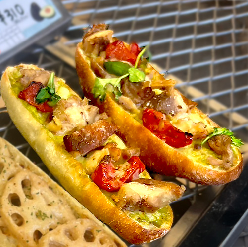 アボガドとチキンのタルティーヌ