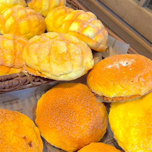 （上）カリカリメロンパン/（下）黄金のメロンパン