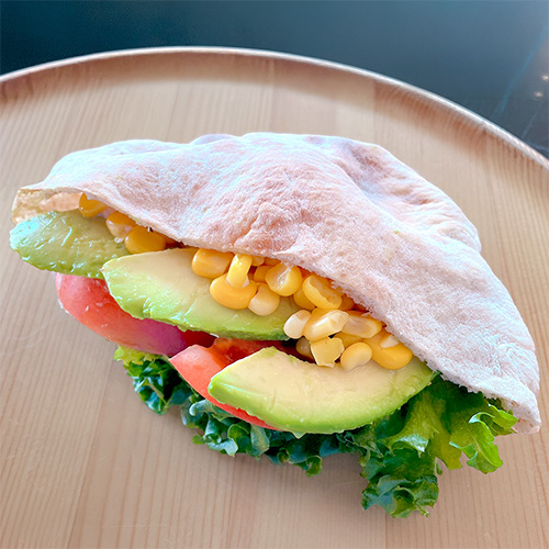 ツナとコーンとアボカドのピタ